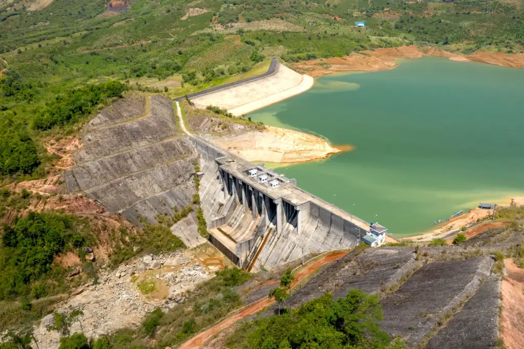 重庆道之源太阳能光伏板在西南地区高湿气候下的发电效率表现分析